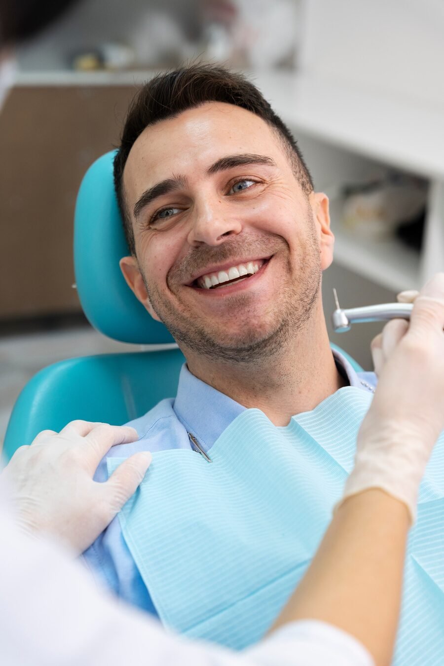 Paciente sonriendo en el consultorio odontológico
