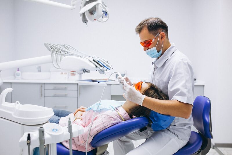 Técnico dental trabajando con un paciente