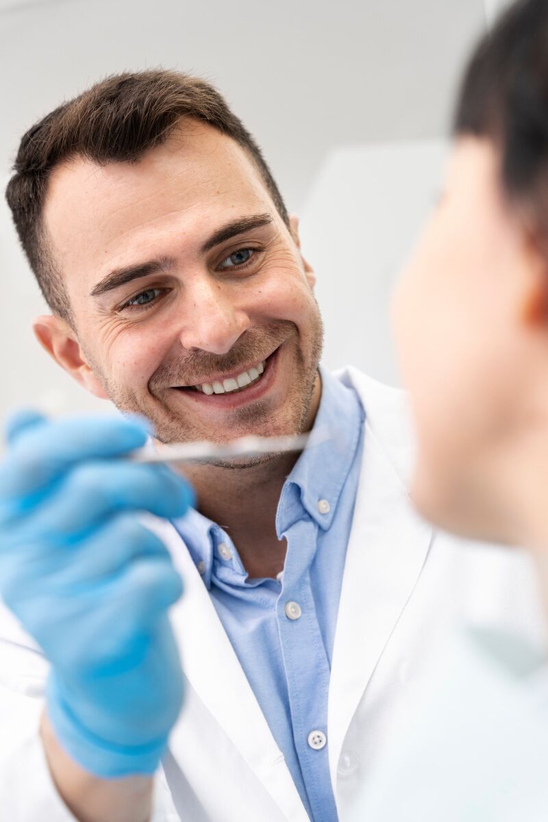 Técnico revisando una pieza dental